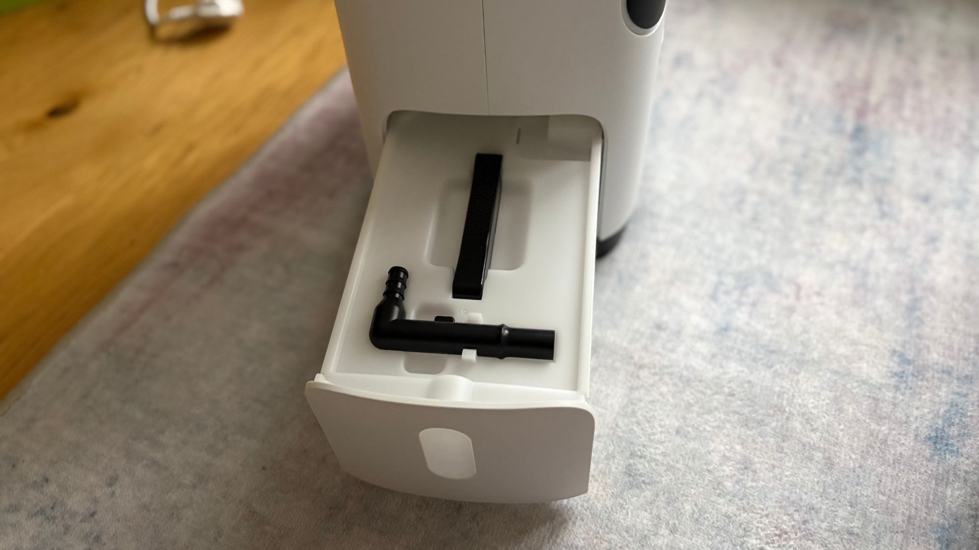 Testing the Meaco DD8L Pro Dehumidifier, removing the reservoir