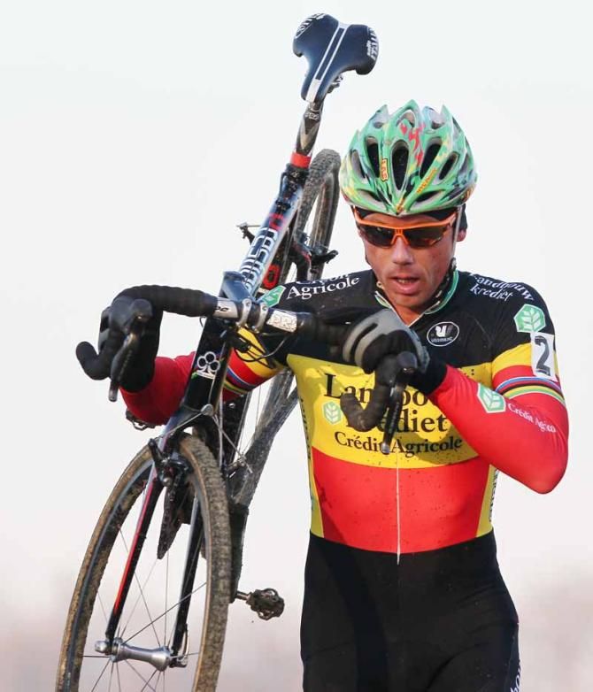 Sven Nys (Landbouwkrediet-Euphony) shoulders his bike on one of the more technical sections