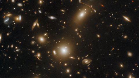 Hubble Space Telescope image shows distortions of galaxy cluster | Space