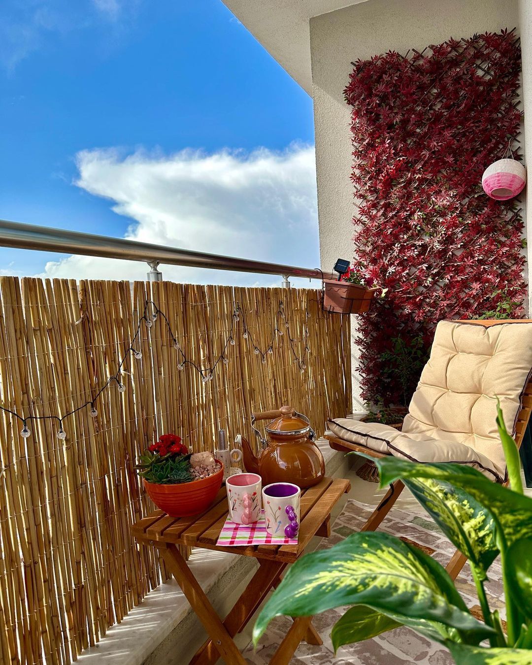 Balkon dengan panel dinding bambu