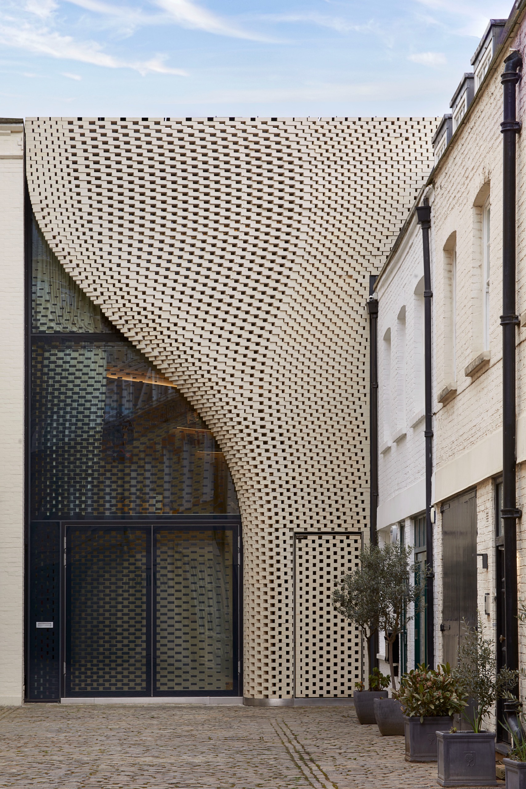 The fa&amp;ccedil;ade on Grosvenor Crescent Mews