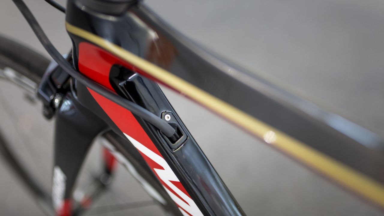 The internal cable routing of the frame runs through the downtube
