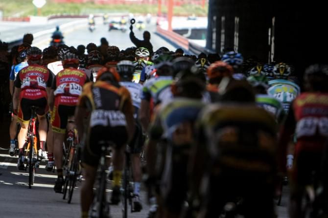 The bunch rolls out for the neutral start.