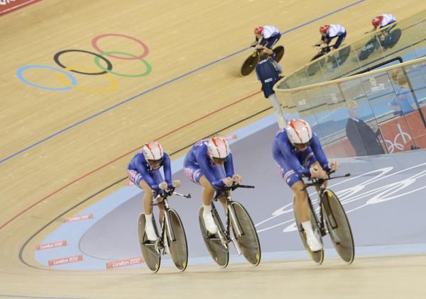 Great Britain bears down on the USA squad in the women's team pursuit gold medal race.