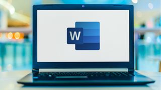 Dizüstü bilgisayar ekranında Microsoft Word simgesi