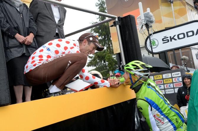 Jean-Marc Marino congratulates Blel Kadri on his stage win