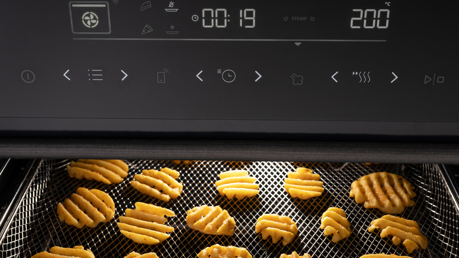 Inside Hisense oven cooking crinkle chips with air fryer mode
