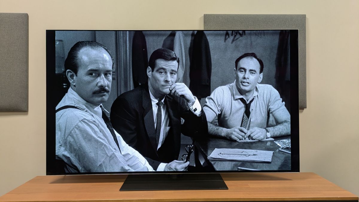 12 Angry Men (1957) 4k blu-ray on lg g6 showing 3 jurors sat at a table