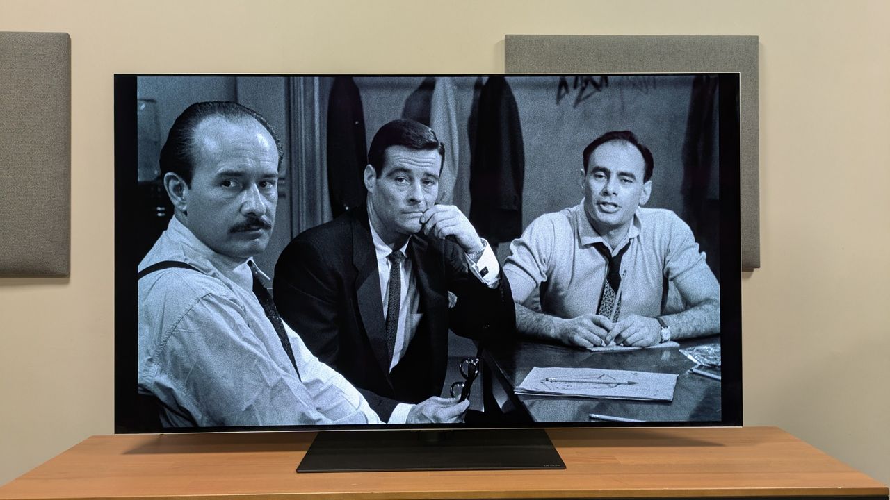 12 Angry Men (1957) 4k blu-ray on lg g6 showing 3 jurors sat at a table