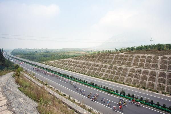 A bird's eye view of the peloton in stage four.
