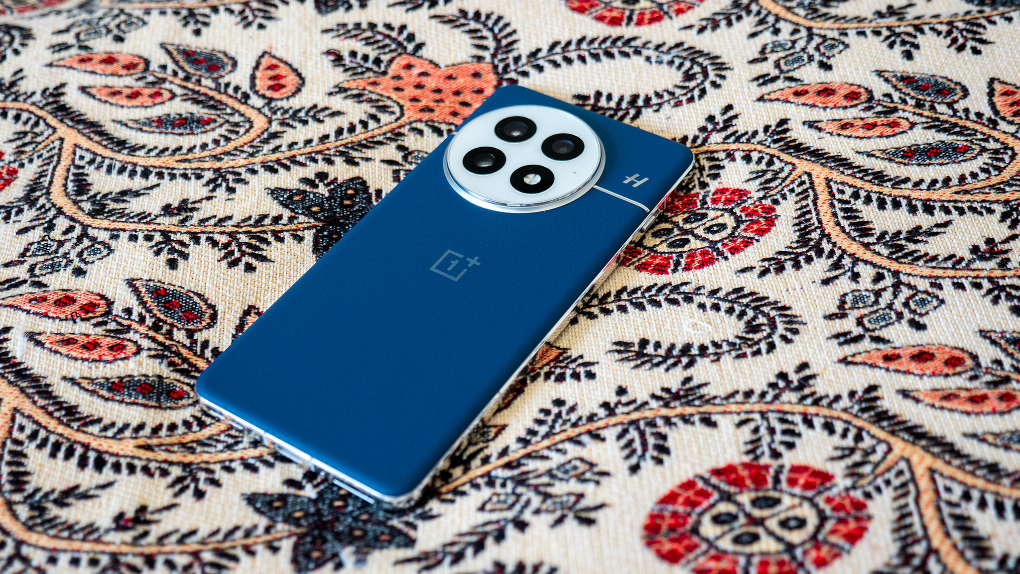 The back of the Ocean blue OnePlus 13