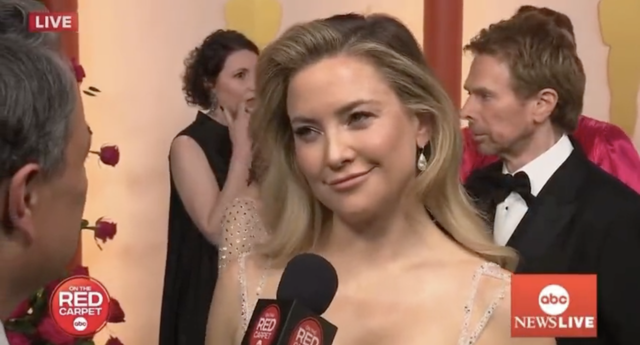 Kate Hudson Had The Most Awkward Moment With An Interviewer On The Red kate-hudson-had-the-most-awkward-moment-with-an-interviewer-on-the-red