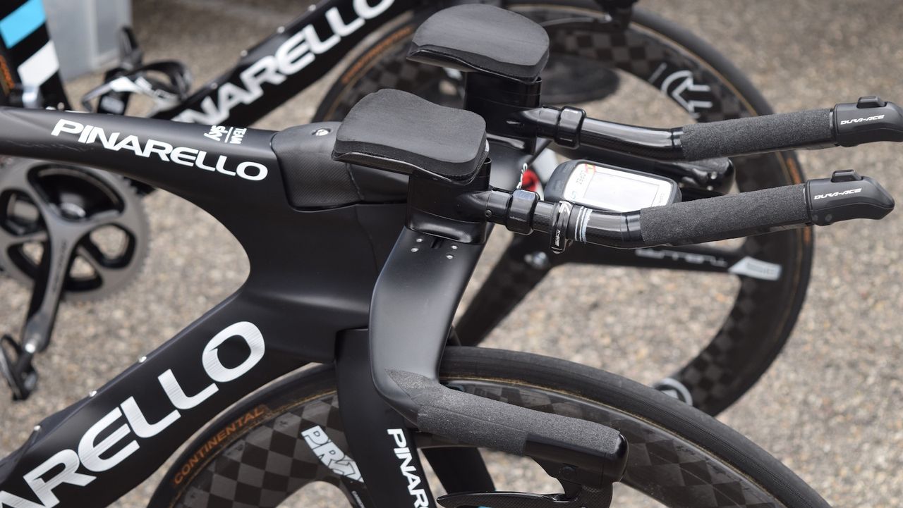 Most of the Team Sky riders had no handlebar tape, opting just for grip tape