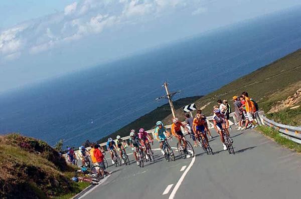 Luis Perez (Cofidis) leads the bunch up the Jaizkibel