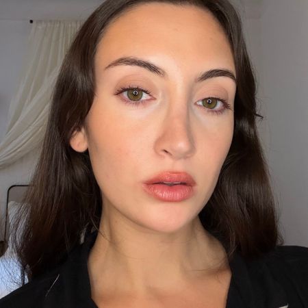 Who What Wear associate beauty editor Alyssa Brascia wearing the Marc Jacobs Nude Awakening Hydrating Medium Coverage Concealer.