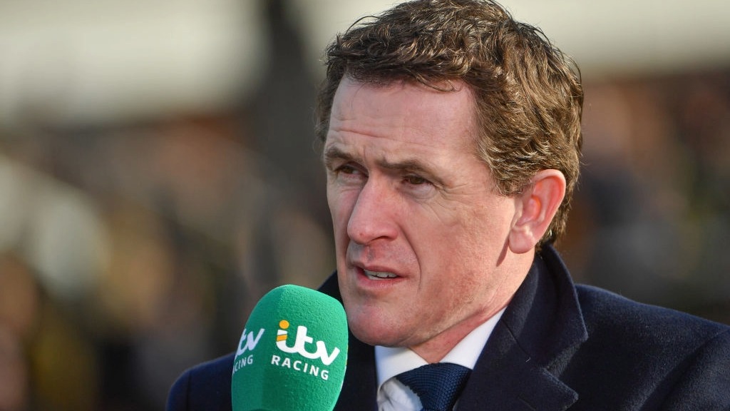 الفارس السابق AP McCoy يتحدث عبر الميكروفون بصفته محللًا في قناة ITV خلال مهرجان شلتنهام.