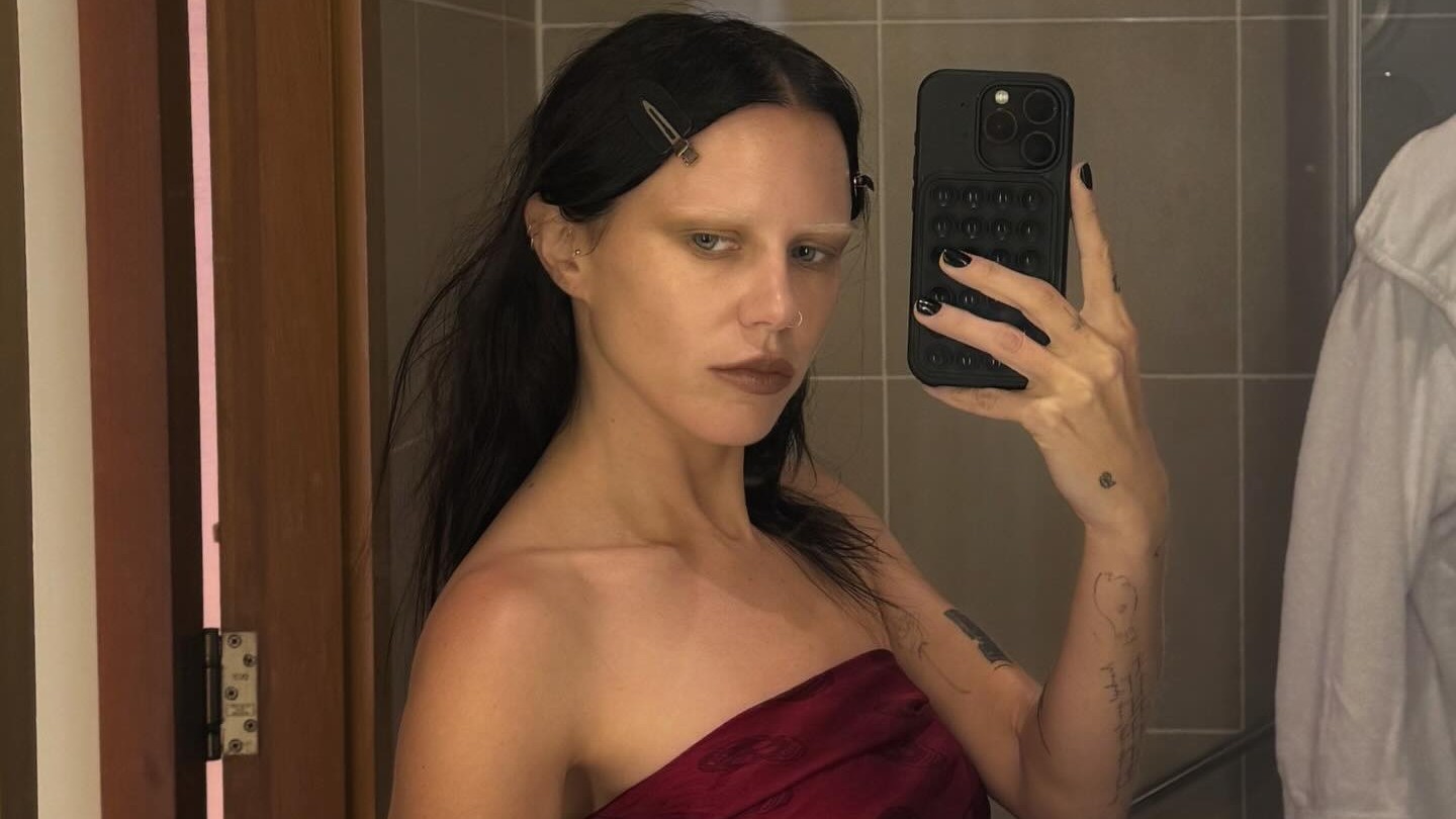 messy girl makeup aesthetic and must-have products