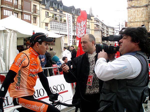 Igor Ant&oacute;n (Euskaltel - Euskadi) is interviewed by the press.