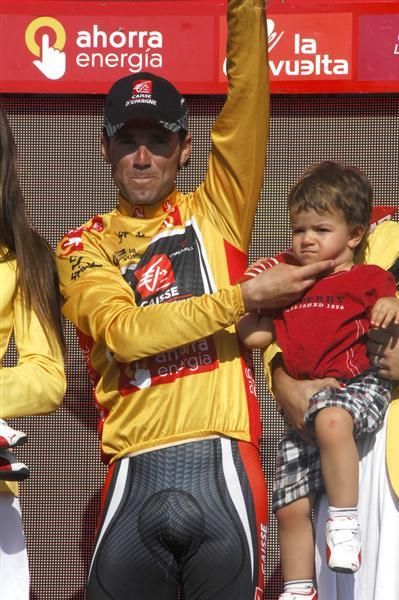 Alejandro Valverde (Caisse d'Epargne) multi-tasks: accepting the applause of the crowd as he carries out his parental duties
