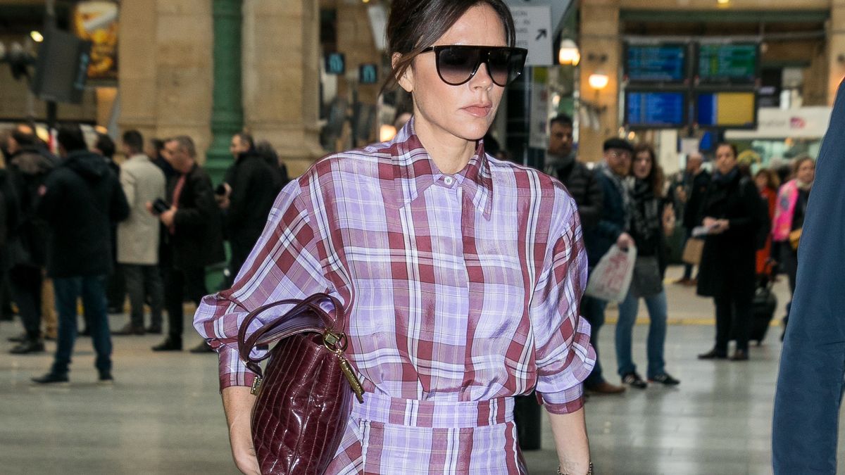 Le moment tartan de Victoria Beckham avec des bottes bordeaux pour un jour de mars à Paris est étrangement parfait pour le 25 décembre