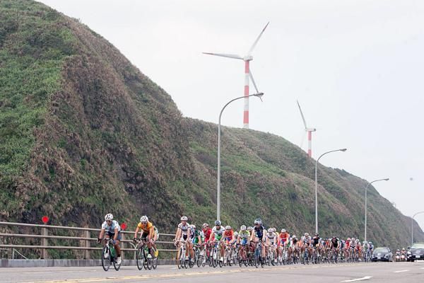 The peloton makes its way from Taipei City to Linshanbi in stage 2.