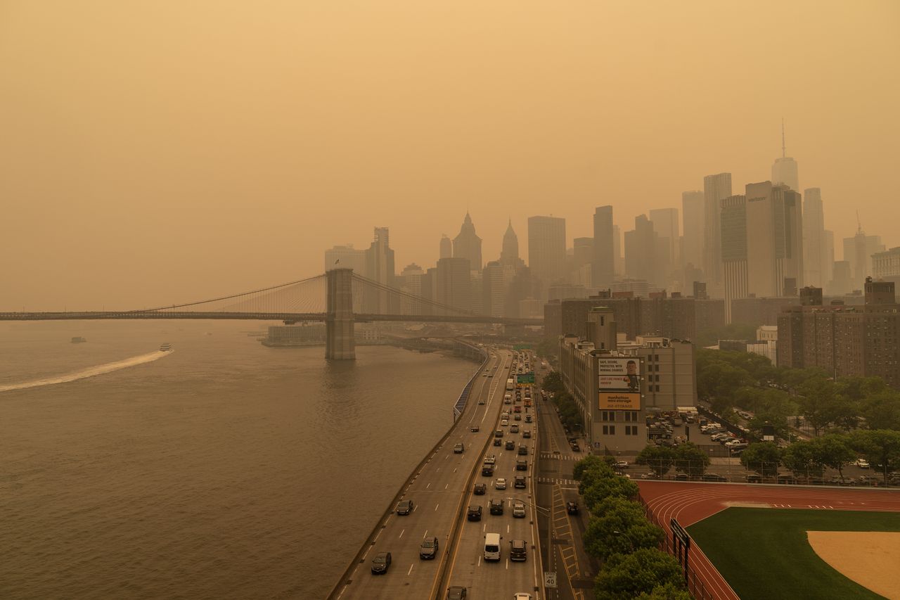 New York&amp;#039;s skyline covered in orange wildfire smoke