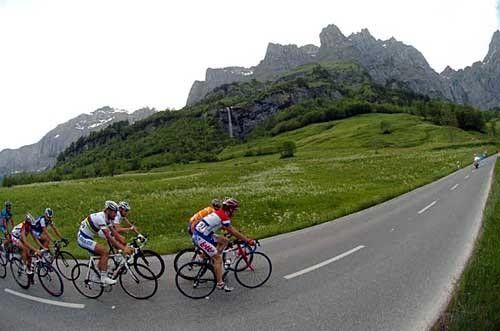 Tom Boonen (Quick.Step-Innergetic) sits near the head of the bunch.