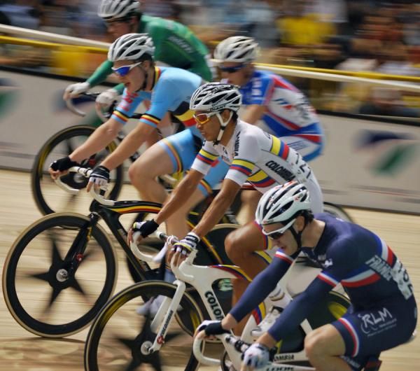 Helter skelter in the men's scratch race final.