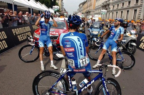 Fuji - Servetto riders await the start of stage nine.