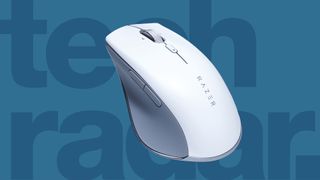 Best i test trådløs mus: Hvit Razer mus mot blå bakgrunn