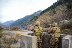 Pakistani troops watch Indian troops in Kashmir