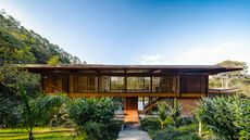 Casa Pinhal, a house in the woods of brazil