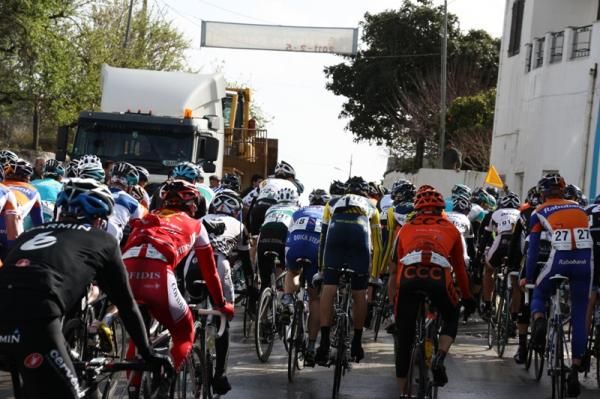 The peloton before the category 3 Picota climb.