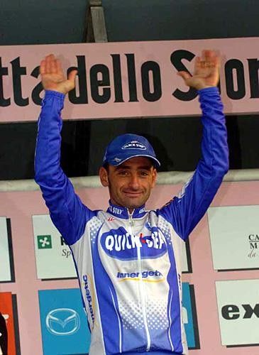 Paolo Bettini (Quickstep) salutes from the podium