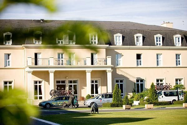 The vehicles are loaded up and ready to leave the palatial splendour of the Chantilly Dolce.
