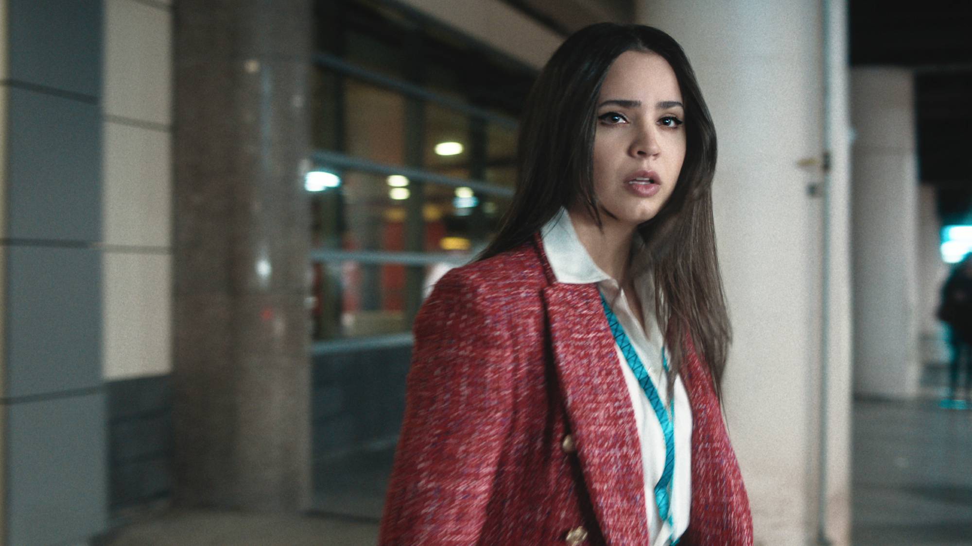 Sofia Carson als Nora Parisi in 