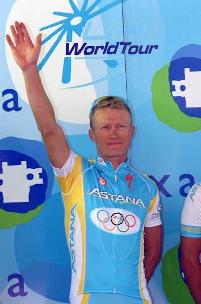 Olympic champion Alexandr Vinokourov (Astana) is introduced prior to the start.