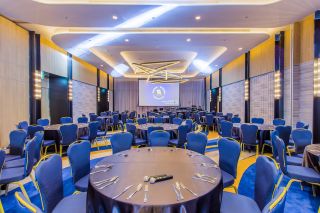 Mahajak Development equipped the ballroom with JBL CBT 200LA-1 line array column speakers, JBL AC118S high-power subwoofers, and Crown CDi 2|1200 and CDi 2|300 amplifiers.