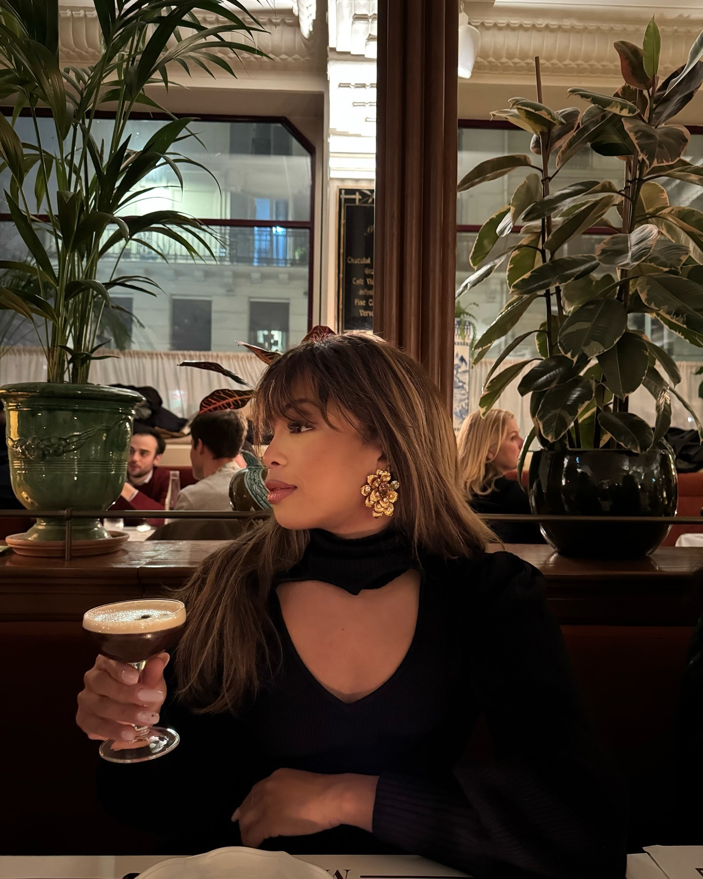 Eine Frau in einem Restaurant in Paris mit verwischten blonden Strähnchen
