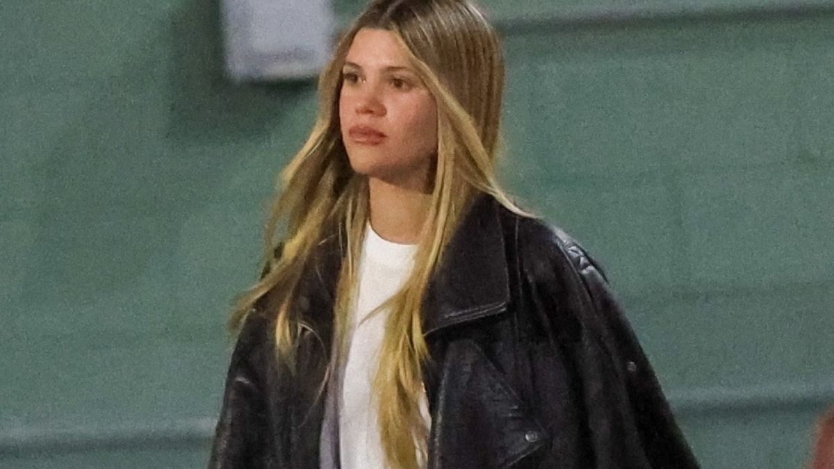 Sofia Richie Grainge 勇敢地將價值 1,150 美元的 Bottega Veneta 涼鞋融入休閒音樂會服裝中