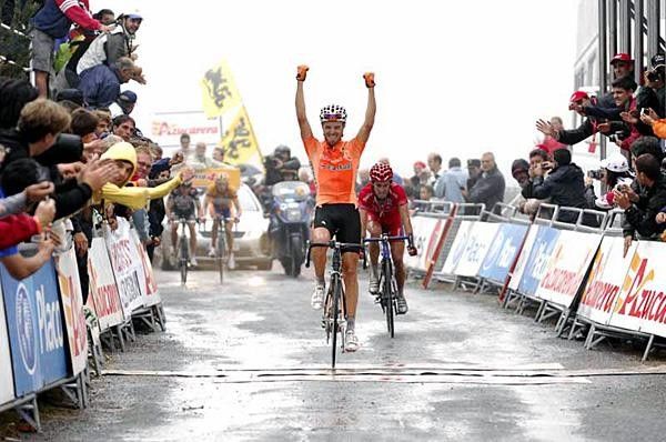 Samuel S&aacute;nchez (Euskaltel-Euskadi) takes the win over Daniel Moreno (Relax-GAM).