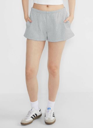 Aritzia, bequeme Lo-Rise-Fleece-Boyfriend-Minishorts in Heather Chrome