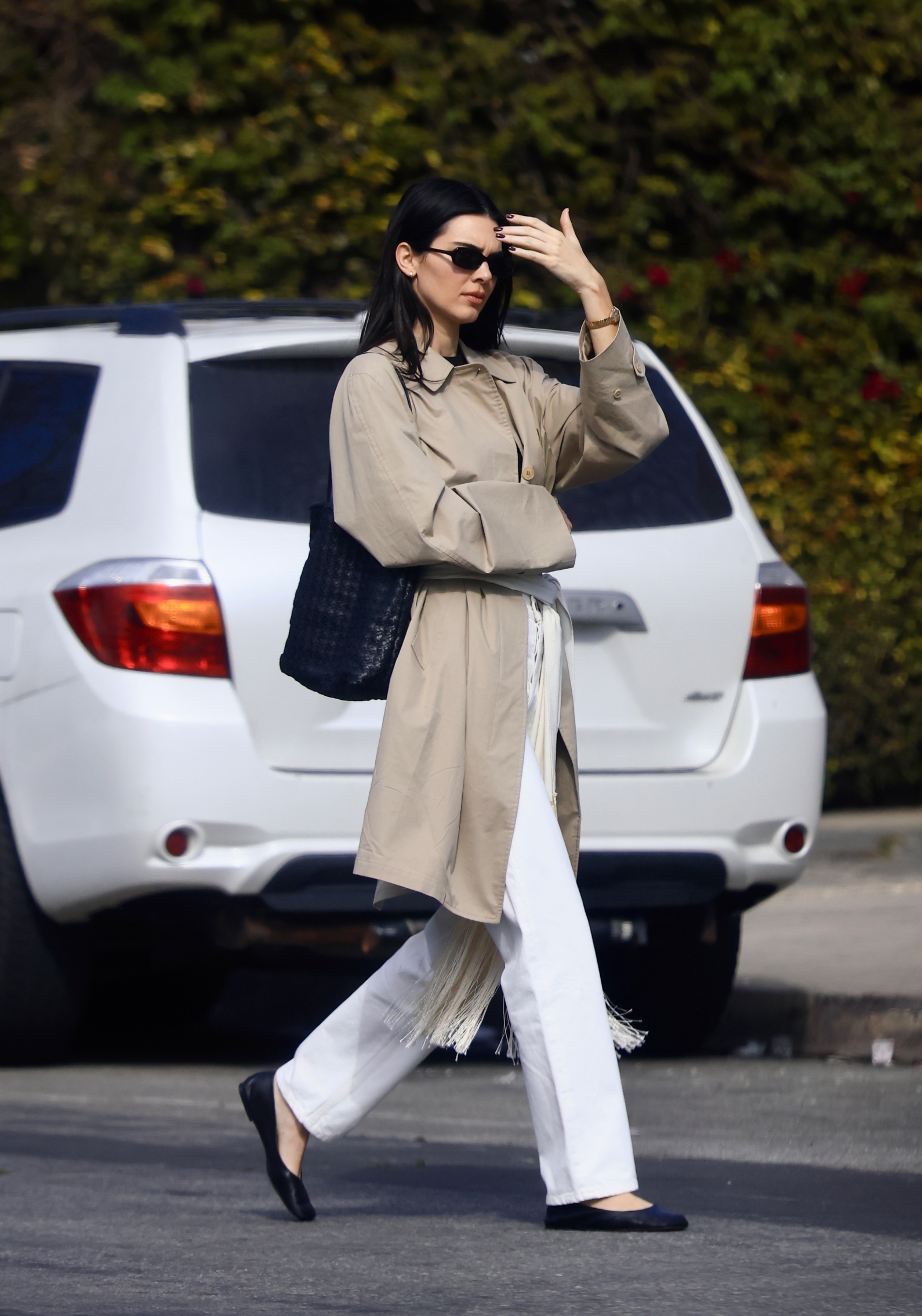 Kendall Jenner wore white jeans with the high vamp flats trend