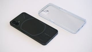 Nothing Phone (1) asetettuna pöydälle läpinäkyvän suojakuoren viereen