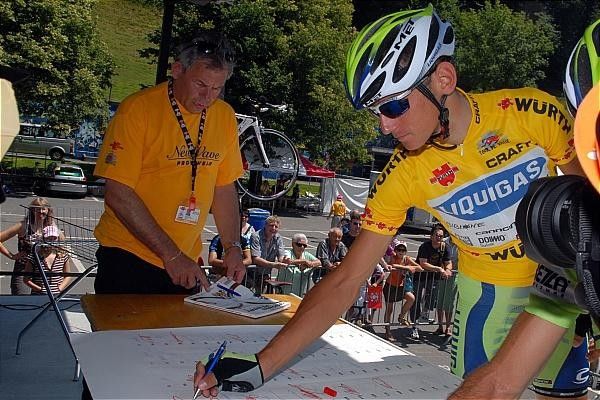 Roman Kreuziger (Liquigas) signs in before the final stage.