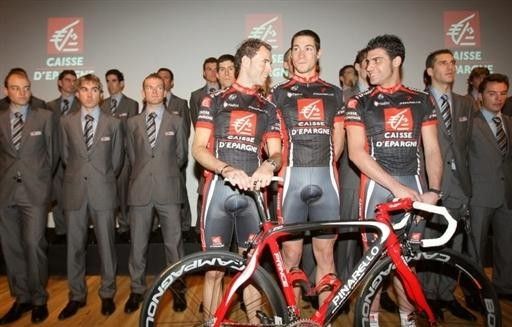 Valverde, Portal and Pereiro present the team bike in front of the entire 2008 squad