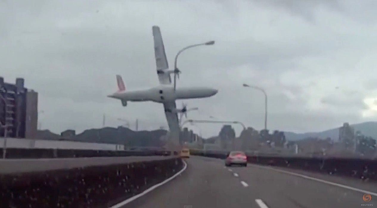 The pilot of TrasAsia Flight 235 accidentally turned of the plane&amp;#039;s only working engine right after takeoff