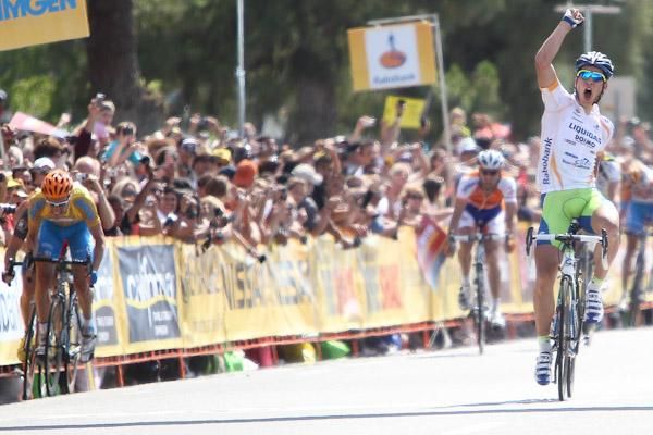 20-year old Peter Sagan (Liquigas-Doimo) passes a charging Dave Zabriskie (Garmin-Transitions) for the win.