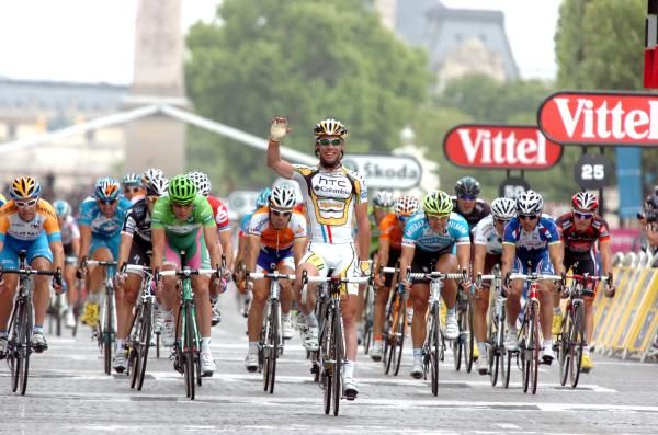 Mark Cavendish (HTC-Columbia) wins. Dean, Petacchi, Ciolek and McEwen are well beaten