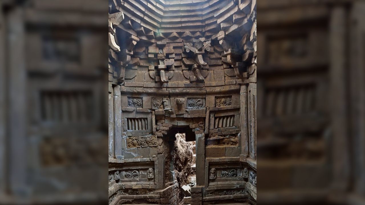 The entire structure of the tomb includes a buried "road", a staircase, and a door to the inner chamber.